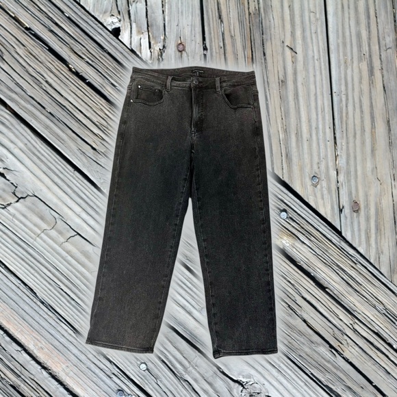 Universal Standard Etta High Rise Straight Leg Jeans 28 Inch in Washed Black 10 - Picture 2 of 16